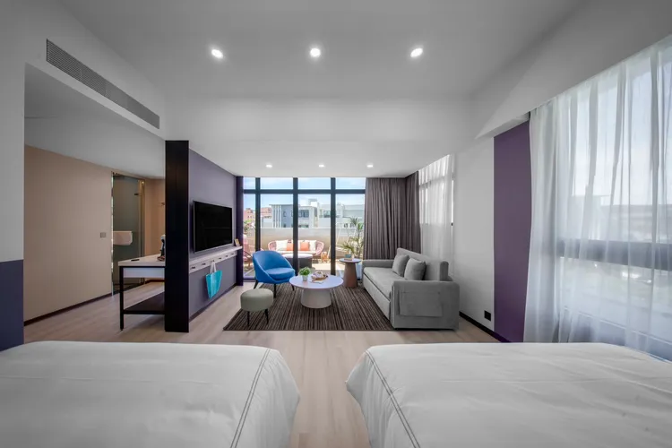 「福容徠旅澎湖」飯店主打網美系設計風格旅店，以清新明亮的空間美學結合舒適機能，從公共空間到客房細節，皆融入適合拍照打卡的設計巧思。業者提供