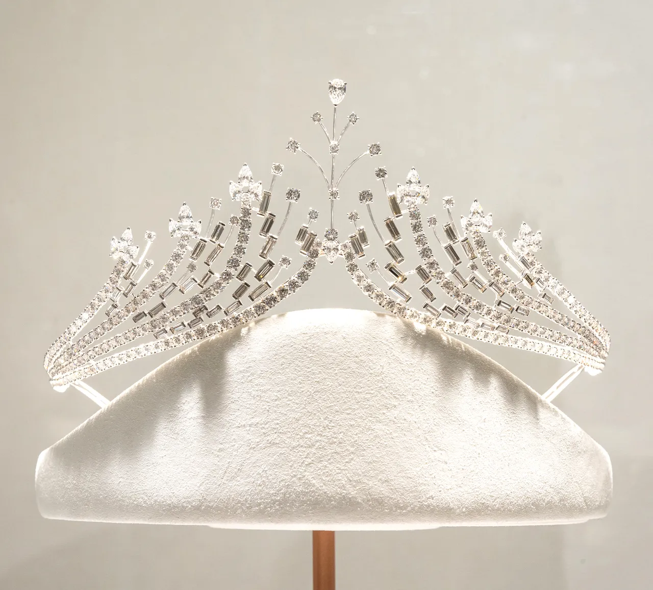 FRED傳承系列Imperia王冠，最初鑲嵌136.93克拉水滴切割祖母綠，1988年，黃金，鑽石。品牌提供