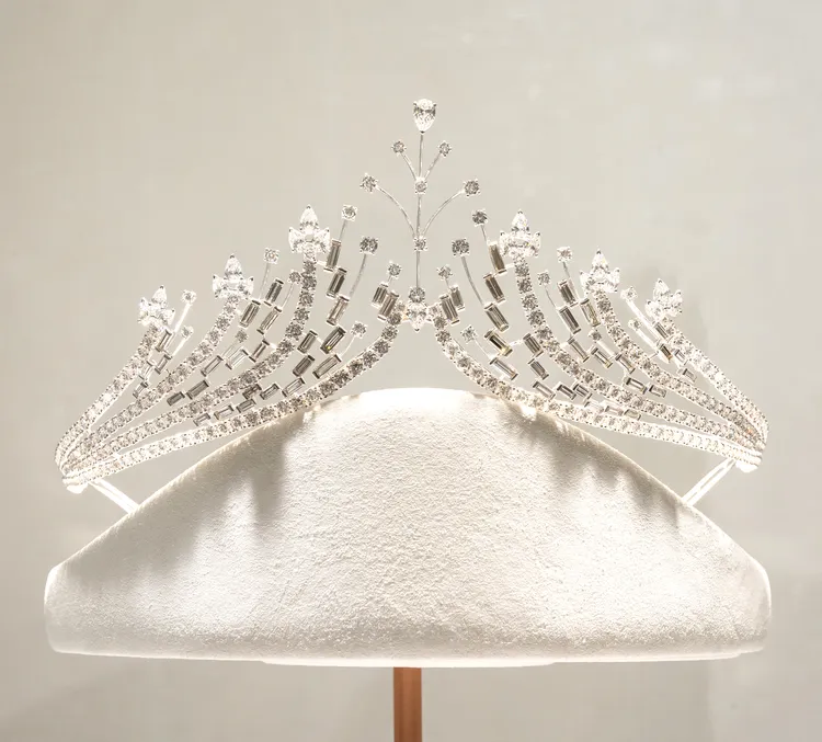 FRED傳承系列Imperia王冠，最初鑲嵌136.93克拉水滴切割祖母綠，1988年，黃金，鑽石。品牌提供