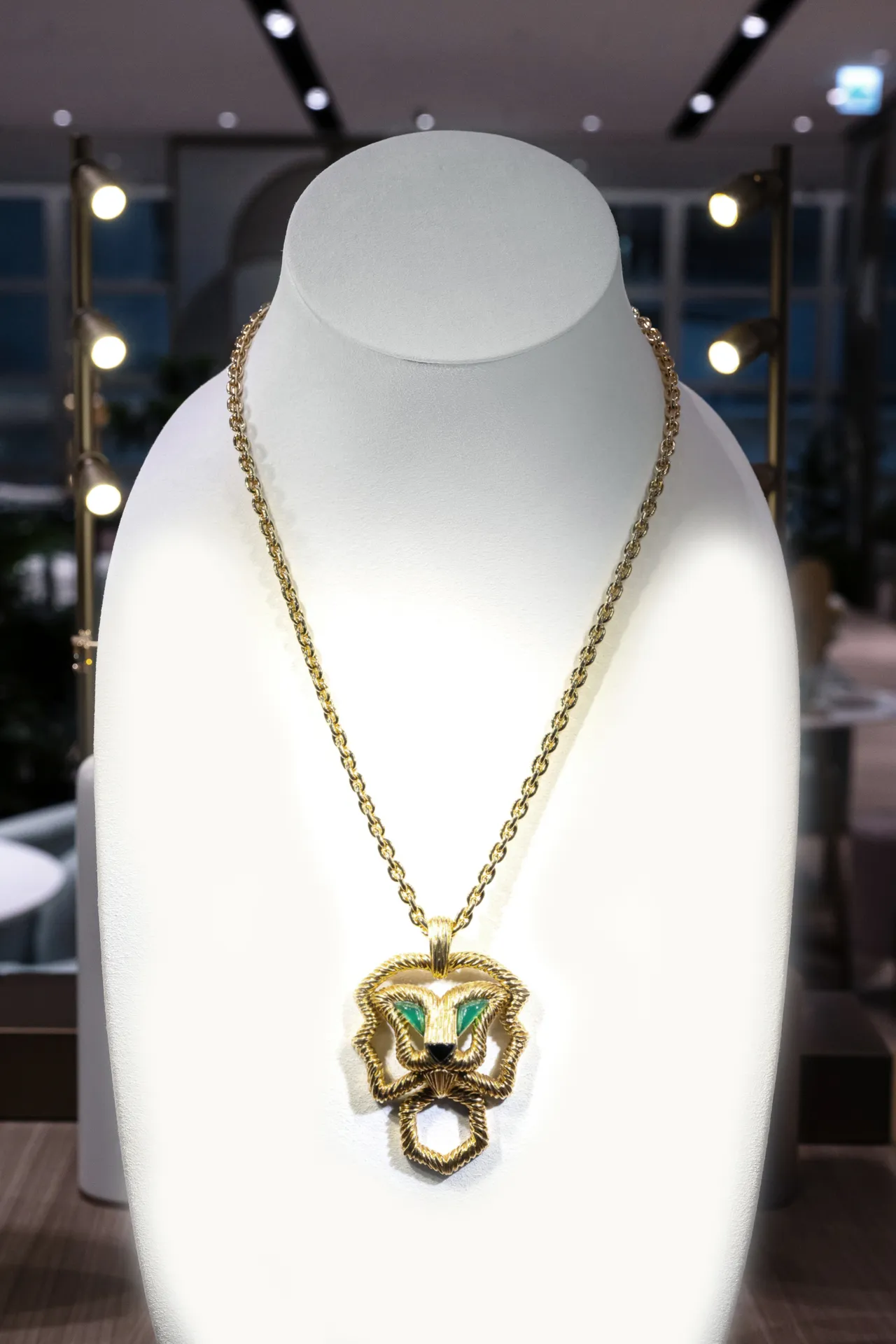 FRED傳承系列 獅子吊墜，1975年，黃金、綠玉髓、縞瑪瑙。品提提供