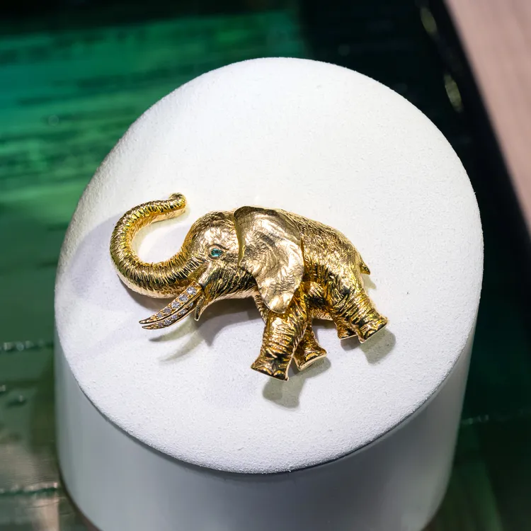 FRED大象胸針，1970年代，黃金、鑽石、祖母綠。品牌提供