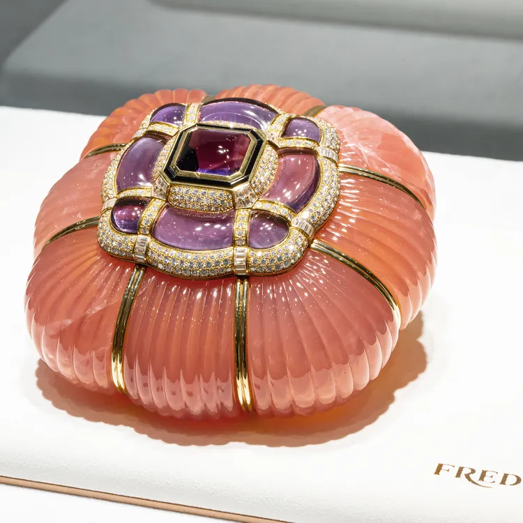 FRED傳承系列粉餅盒，1988年，鍍金金屬，石英石、紫水晶、縞瑪瑙、鑽石。品牌提供