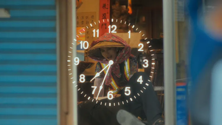 百合花在《怪味》MV搞怪亮相。自來有限公司提供