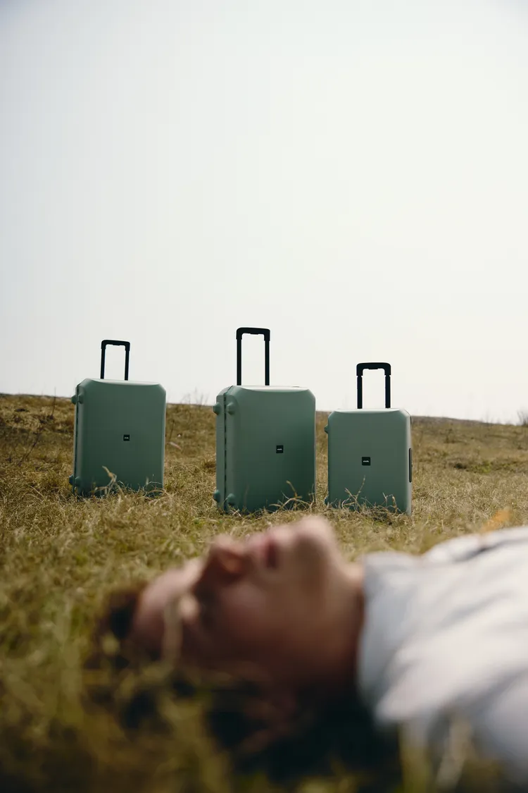 LOJEL VOJA系列鼠尾草綠行李箱21吋／5980元、26吋／7280元、30吋／8280元。品牌提供