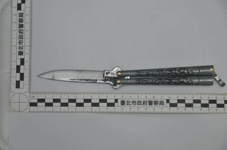 嫌犯行凶之摺疊刀。翻攝畫面