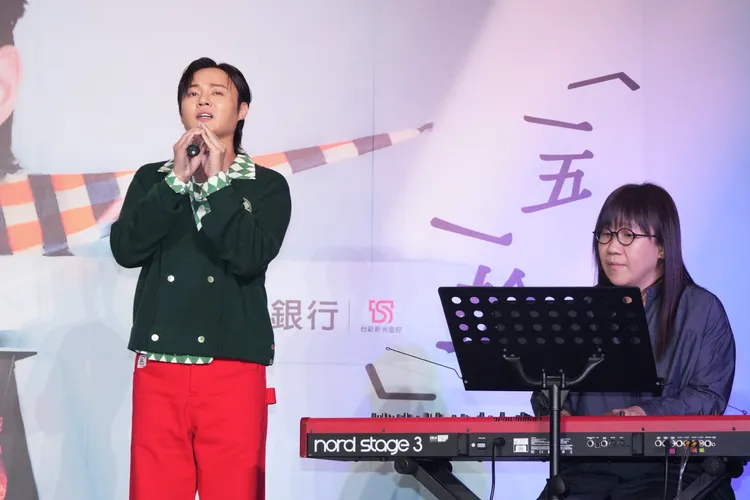 許富凱現場獻唱精彩組曲。彭欣偉攝