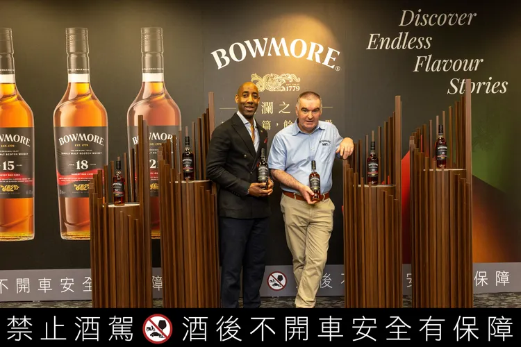 波摩威士忌酒廠經理David Turner(右一)與全球品牌大使Teddy Josep(左一)攜手揭開波摩層層風味的時間密碼。在 David Turner 的工藝敘事之外， Teddy Joseph將風味轉化為可被感知與記憶的體驗共同完成一場從酒廠靈魂到感官層次的完整詮釋。業者提供