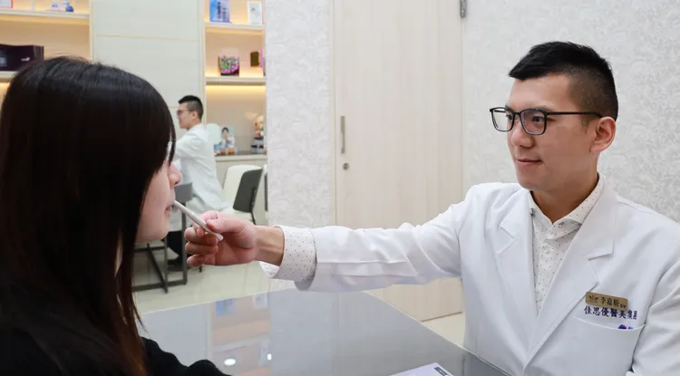 整外的李嘉駿醫師透過電音波合併規劃，打破制式框架，讓肌膚回到緊緻且有彈性的自然狀態 。