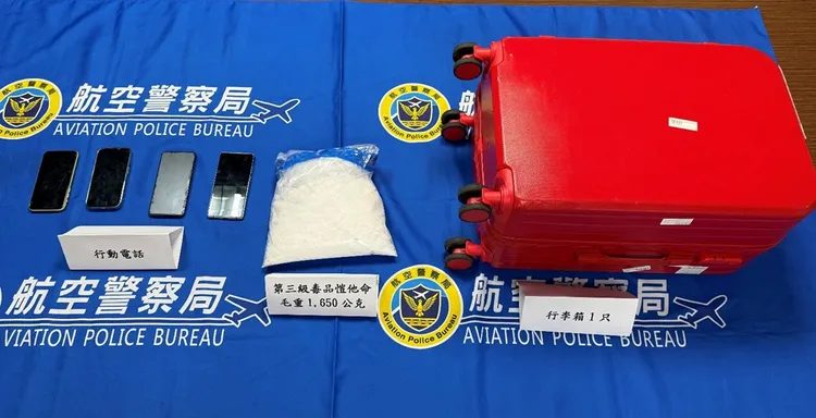 航警局經開箱檢查，當場查獲吹風機內夾藏第三級毒品愷他命，毛重達1，650公克，市值約330萬元，當場將人逮捕。警方提供