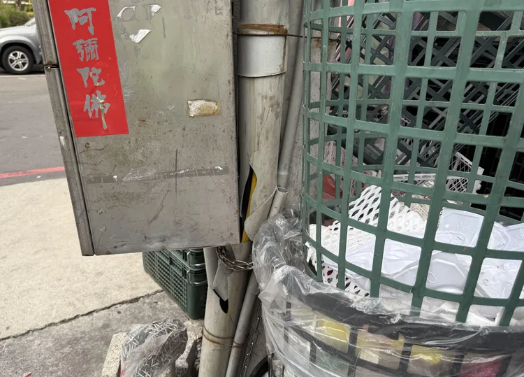 俞女倒車不慎撞損電箱，下車卻只看車損就離去。翻攝畫面