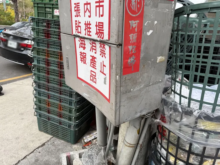 俞女倒車不慎撞損電箱，下車卻只看車損就離去。翻攝畫面