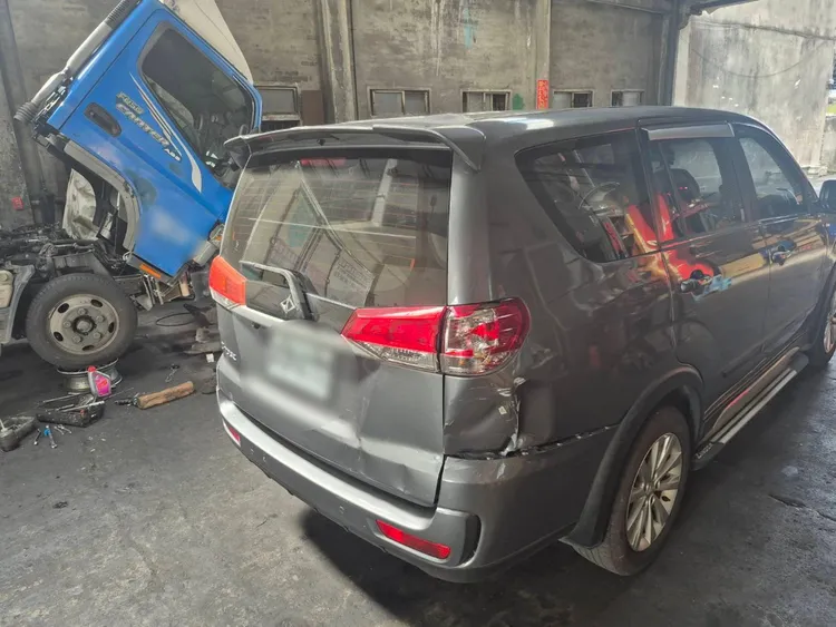 俞女倒車不慎撞損電箱，下車卻只看車損就離去。翻攝畫面