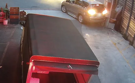 倒車撞電箱...下車卻只看車損！　台中警調畫面緝兇