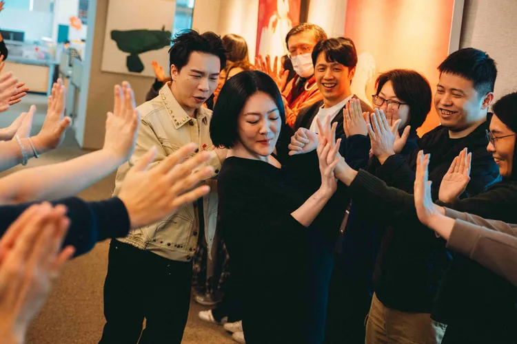 小S踏入台北101辦公大樓，受全體員工熱烈歡迎。東森綜合台提供