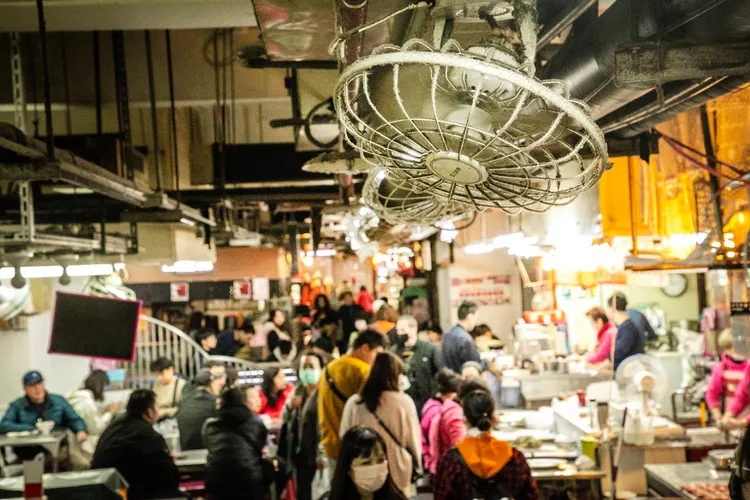 童子瑋向中央爭取後，終於獲得經濟部補助更新仁愛市場空調。翻攝照片