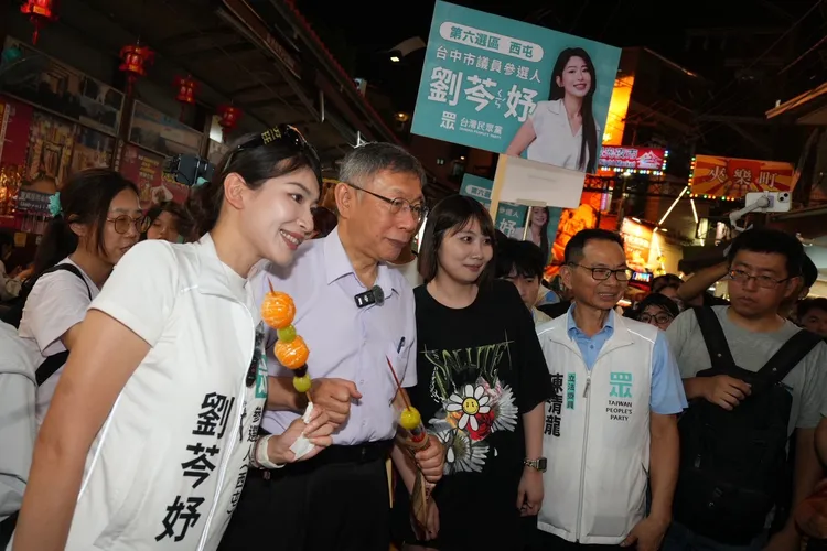 柯文哲17日晚間陪同民眾黨台中市西屯區議員參選人劉芩妤到逢甲夜市掃街拜票。民眾黨提供