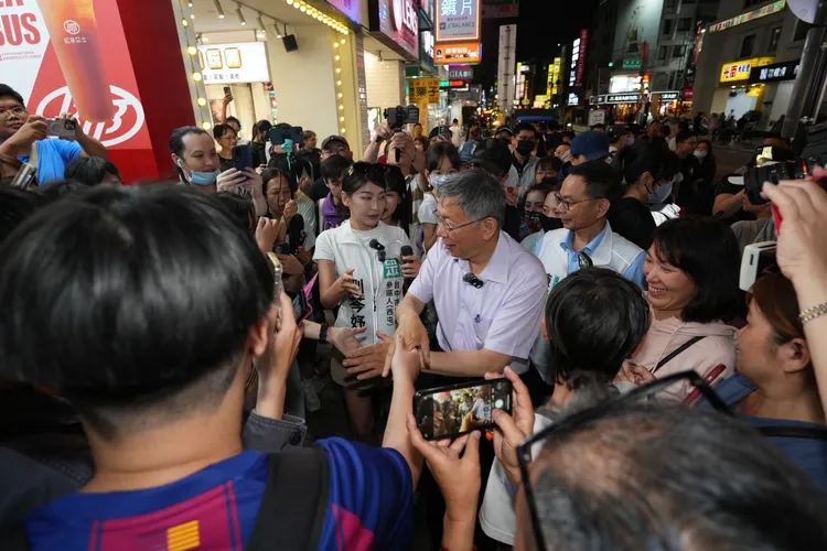 柯文哲17日晚間陪同民眾黨台中市西屯區議員參選人劉芩妤到逢甲夜市掃街拜票。民眾黨提供