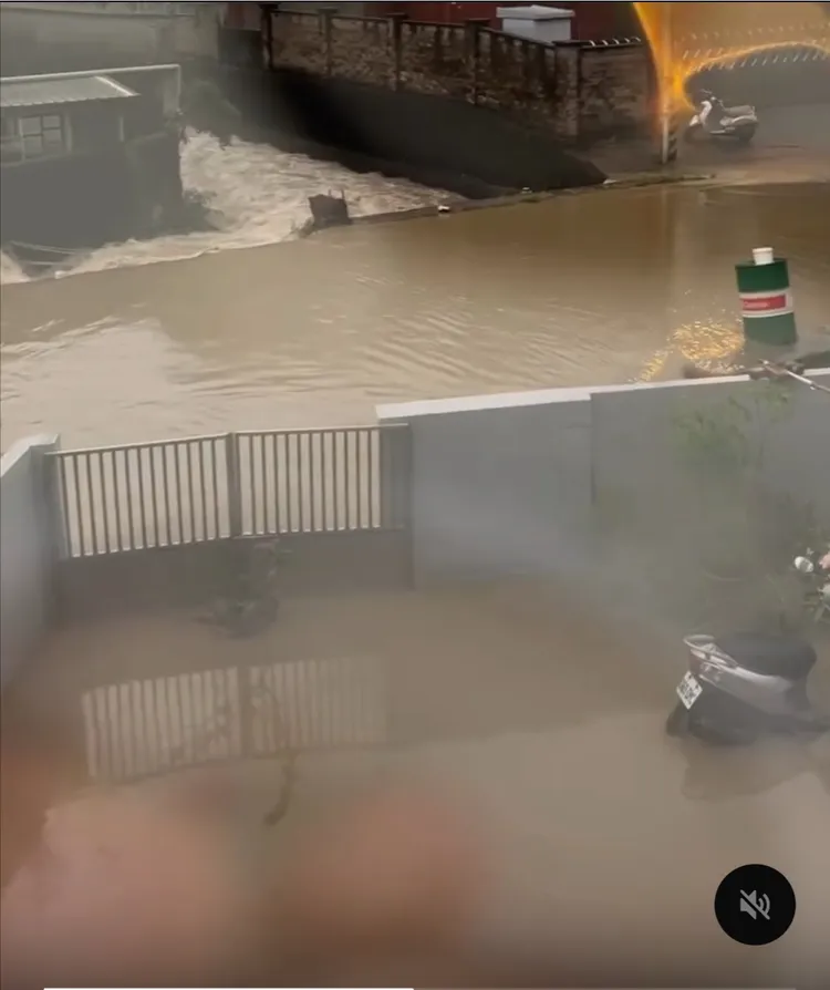 網友分享住家外淹水災情。取自pzih.97___ Threads
