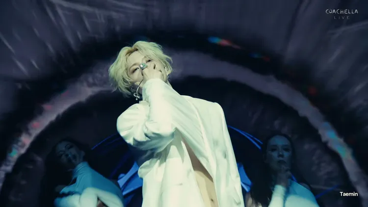 泰民表演到《Guilty》時，把手伸進上衣，微微露出腹肌，全場陷入瘋狂。翻攝YouTube