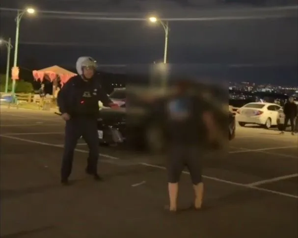 男子公然挑釁警員。翻攝畫面