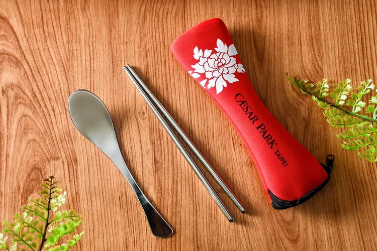 4月底前入住台北凱撒大飯店「永續美好 漫遊台灣 低碳環保住房專案」，即可獲贈世界地球日好禮「環保餐具組」，隨身攜帶，讓每一餐都更環保。台北凱撒大飯店提供