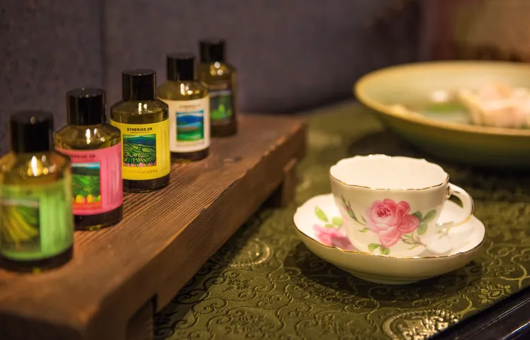 台北凱撒大飯店6樓的CAESAR SPA為母親節專案加碼，每房贈500元抵用券，入住站前套房可升級為修護緊緻護理療程，伴隨玫瑰精油舒緩身心，並附精緻茶點。台北凱撒大飯店提供