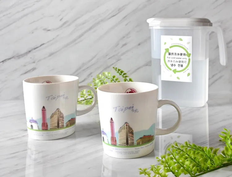 台北凱撒大飯店客房內不再主動提供瓶裝水，改以環保水瓶與水杯，邀旅客共同參與減塑，實踐「行動有你，地球有力」。台北凱撒大飯店提供