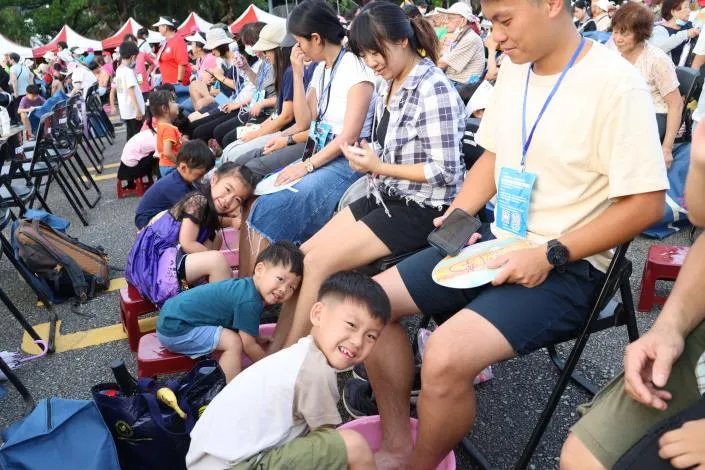 「雲林人之夜」中有萬人洗腳活動，承辦的中華傳統文化弘揚孝道總會加碼獎學金，希望獲獎學童參加。資料照