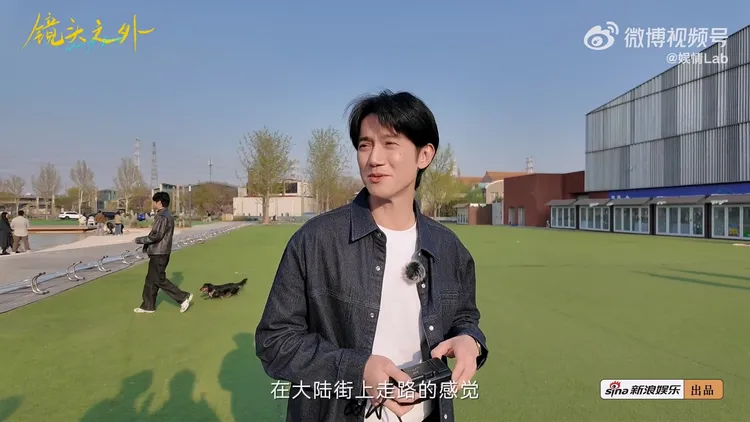 吳慷仁走在中國街上很自在。翻攝娛情Lab微博