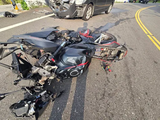 嘉義大埔大型重機失控衝對向車道！對撞小客車　騎士重傷不治