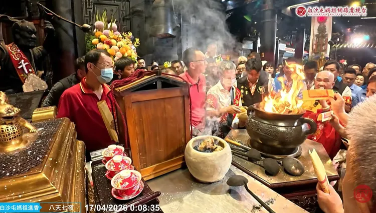 刈火儀式從昨晚9時開始，1600多張疏文在深夜近零時全部焚燒稟天。取自白沙屯網路電視台