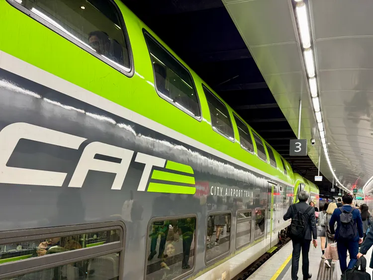 不少赴維也納的旅客都會選擇搭乘機場快線（CAT），方便來回維也納機場至市區的中央車站。莊偉祺攝