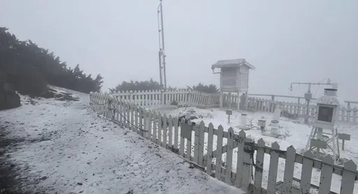 愚人節出現「4月雪」！玉山下雪畫面曝　清明連假又有鋒面