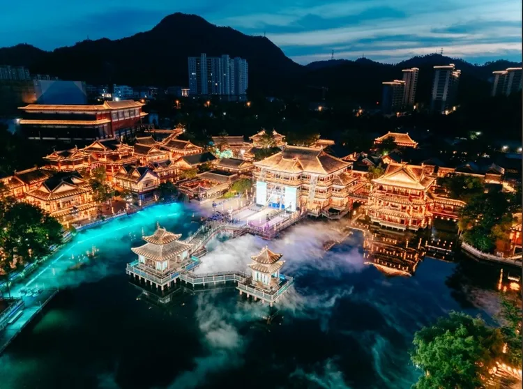 橫店影視城除了古裝電視劇拍攝外，現在也有不少短劇在此拍攝。翻攝橫店影視城度假區官方微博