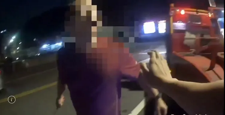 梅男眼見小貨車要被拖走情緒失控對著警員及拖吊業者嗆罵，最後不僅收罰單還被法辦。翻攝畫面