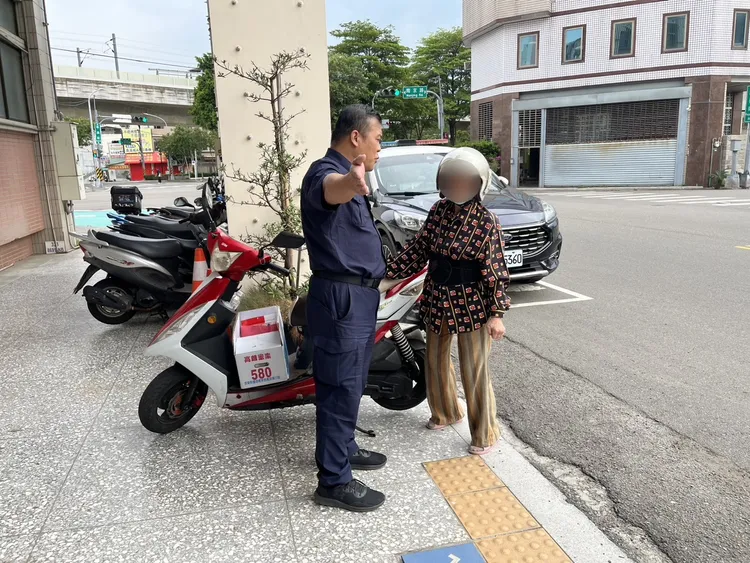 台中警協助迷路的黃婦踏上歸途。翻攝畫面