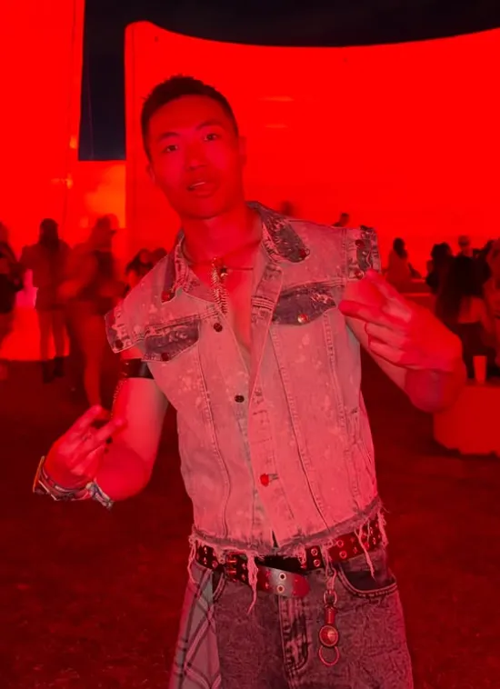 黃大謙領口開得低小露胸肌。翻攝黃大謙IG