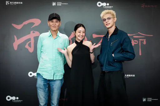 謝欣穎穿老爸睡衣開腿坐　邱以太自爆被他嚇到腳軟