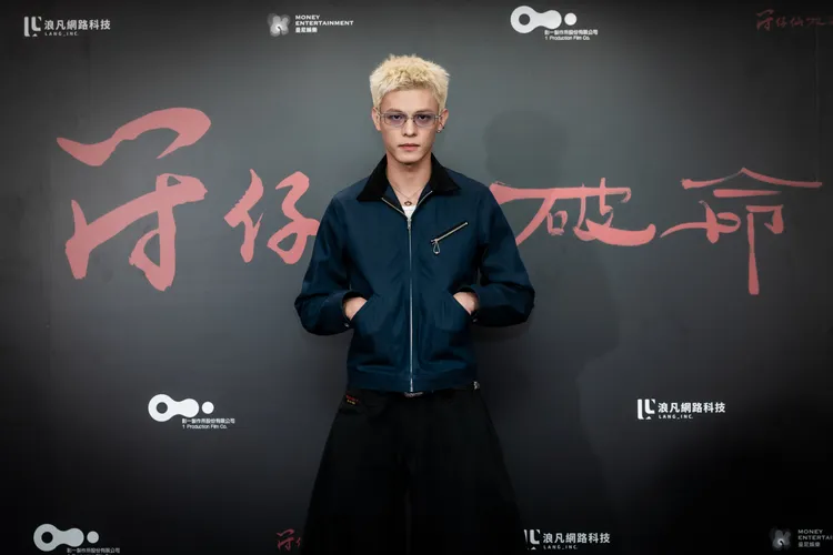 邱以太頂著全白頭髮帥氣現身。曼尼娛樂提供