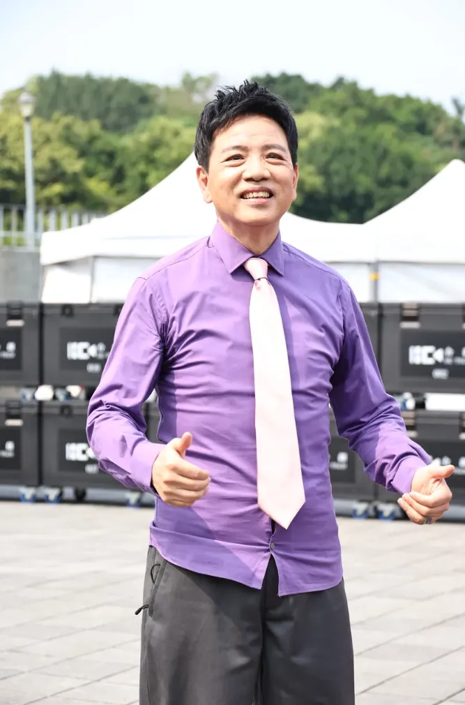 陳凱倫提到兒子的事情，非常小心。攝影中心攝