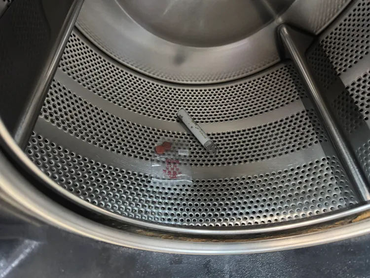 警方在洗衣機桶槽內發現王嫌企圖藏匿丟包的依托咪脂菸彈及毒品梅錠。翻攝畫面