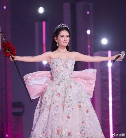 謝娜是《浪姐7》主持人。翻攝謝娜微博