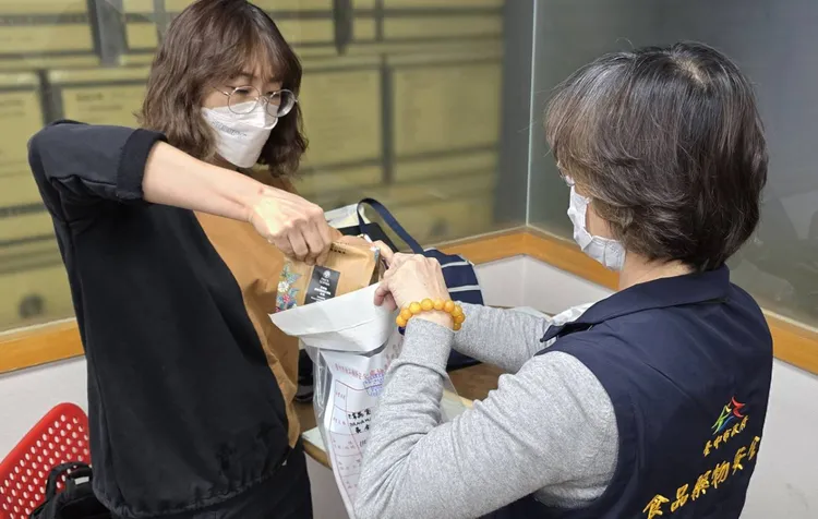 台中市食安處去年11月就派員到歐客佬公司及營業據點查察，並封存爭議產品。中市府提供