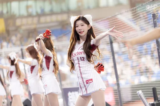 三棲啦啦隊女神穎樂解鎖工作節奏！靠美食+「胖奇君」續命