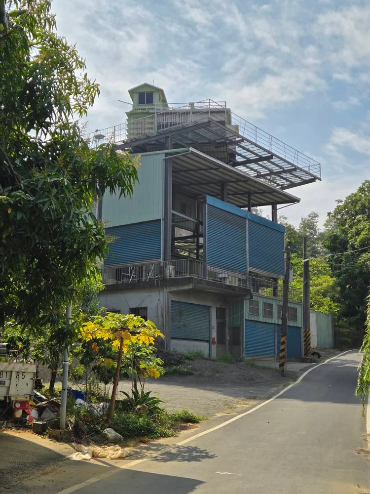 建商違法佔用市有地搭建的鴿舍。翻攝畫面