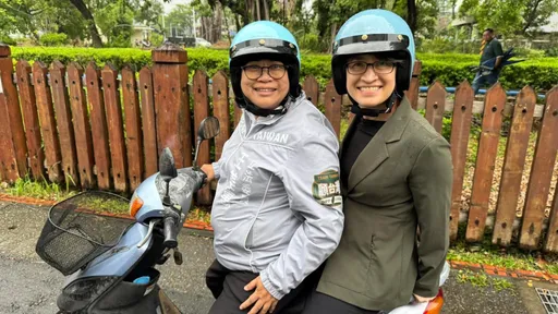 綠委騎機車載副總統跑行程？　網驚：蕭美琴隨扈瑟瑟發抖