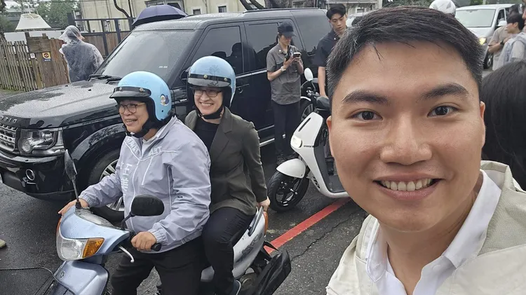 曾奕豪po出王美惠載蕭美琴上路的照片。翻攝自曾奕豪Threads