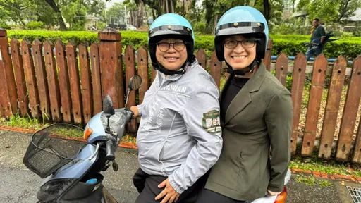 綠委騎機車載副總統跑行程？　網驚：蕭美琴隨扈瑟瑟發抖