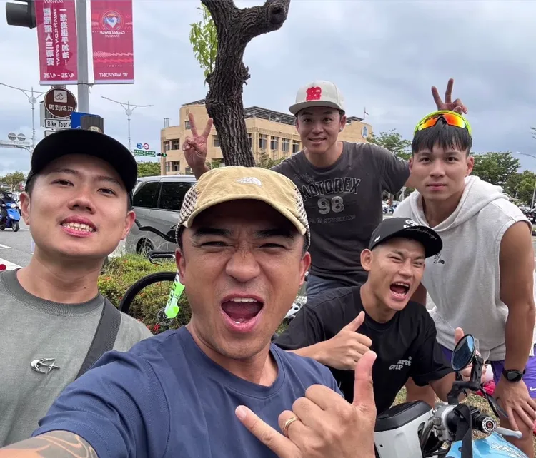 洋蔥（右起）、小馬也參加鐵人三項賽事。翻攝洋蔥IG