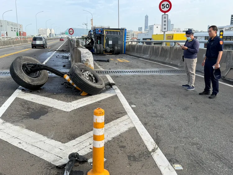 大貨車自撞水泥護欄而翻覆，車輛起火燃燒，駕駛逃生不及。翻攝畫面